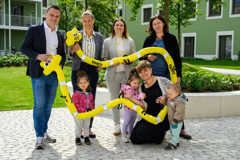 Mehr Sicherheit im Straßenverkehr: Spazierraupen für Niederösterreichs Kinder